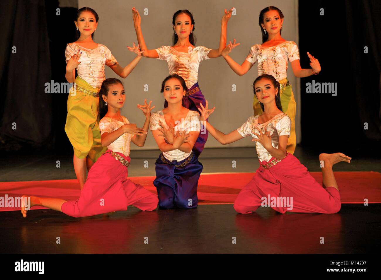 Le Cambodge, Battambang, les jeunes danseurs en costume traditionnel khmer pendant une performance de cirque Phare Banque D'Images