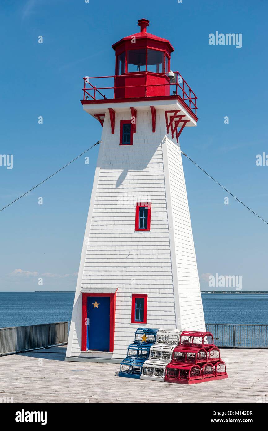 Canada, Nouveau-Brunswick, Shippagan, Phare et des casiers à homard dans les couleurs de l'Acadie, bleu, blanc, rouge et jaune star Banque D'Images