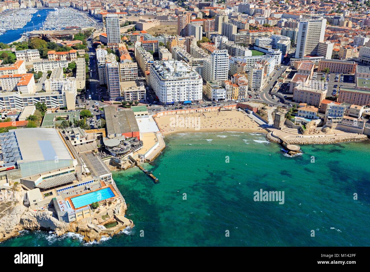 France, Bouches du Rhône, Marseille, quartier du Pharo, Anse et plage des Catalans, Cercle des Nageurs, le Vieux Port à l'arrière-plan (vue aérienne) Banque D'Images