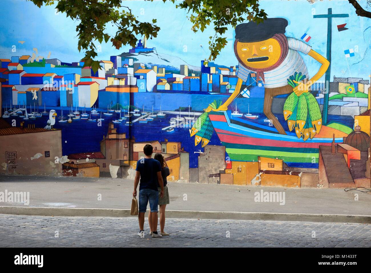 France, Bouches du Rhône, Marseille, zone Euroméditerranée, quartier du Panier, Street Art Tour, visite guidée des murales par l'artiste graffiti Arnaud dit ASHA Banque D'Images