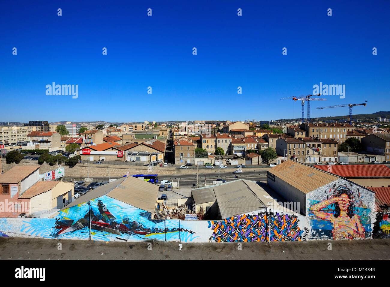 France Bouches Du Rhone Marseille Zone Euromediterranee Les Crottes Street Art Sur Le Marche Aux Puces Et De L Avenue Du Cap Pinede La Cabucelle District Dans L Arriere Plan Photo Stock Alamy