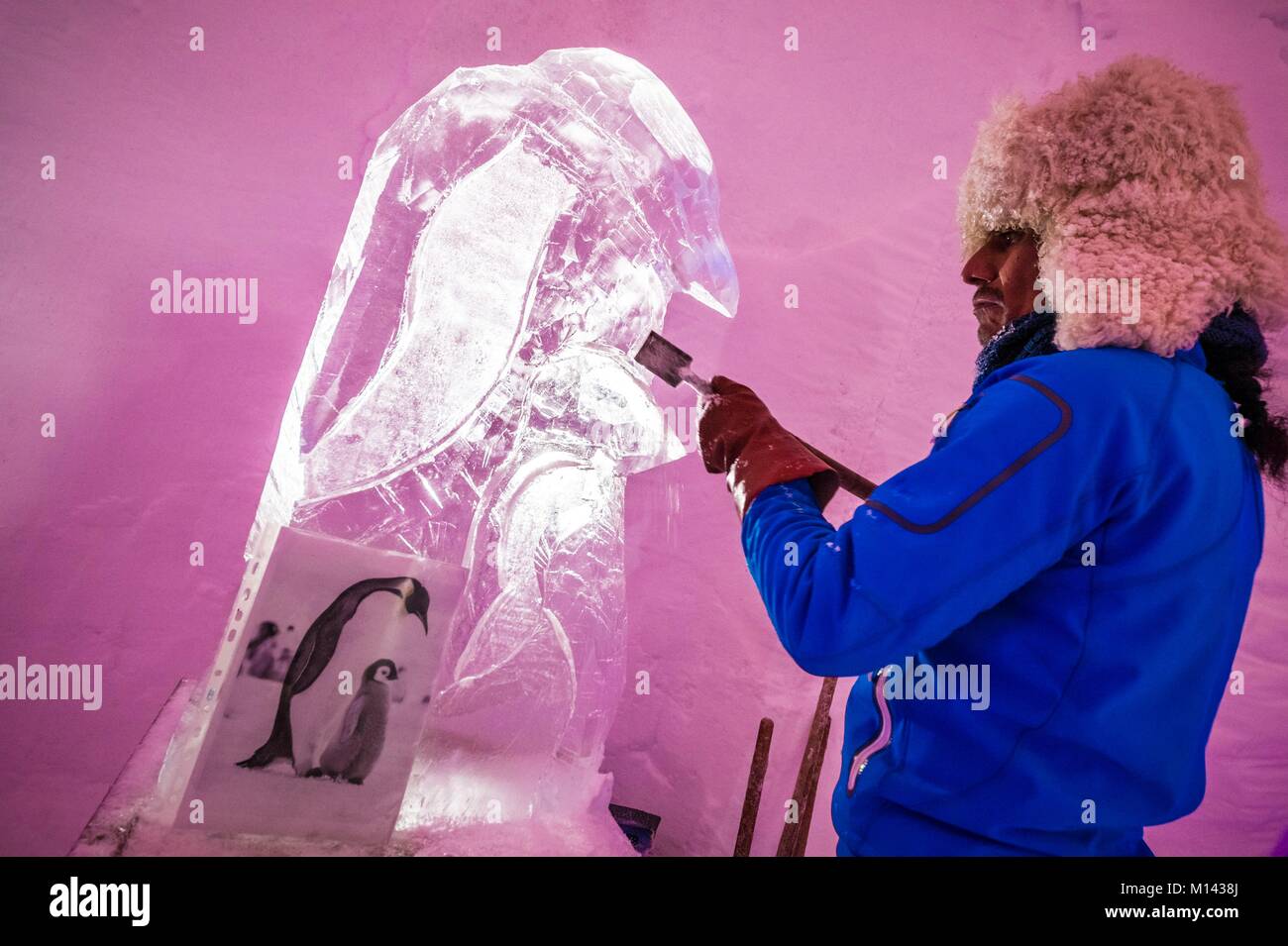 France, Savoie, Tarentaise, massif de la Vanoise, station de ski des Arcs 2000, Ismaël NUNEZ sculpte un manchot empereur de glace pour le village d'igloo sculpture gallery, pendant la saison d'hiver 2017-2018 Banque D'Images