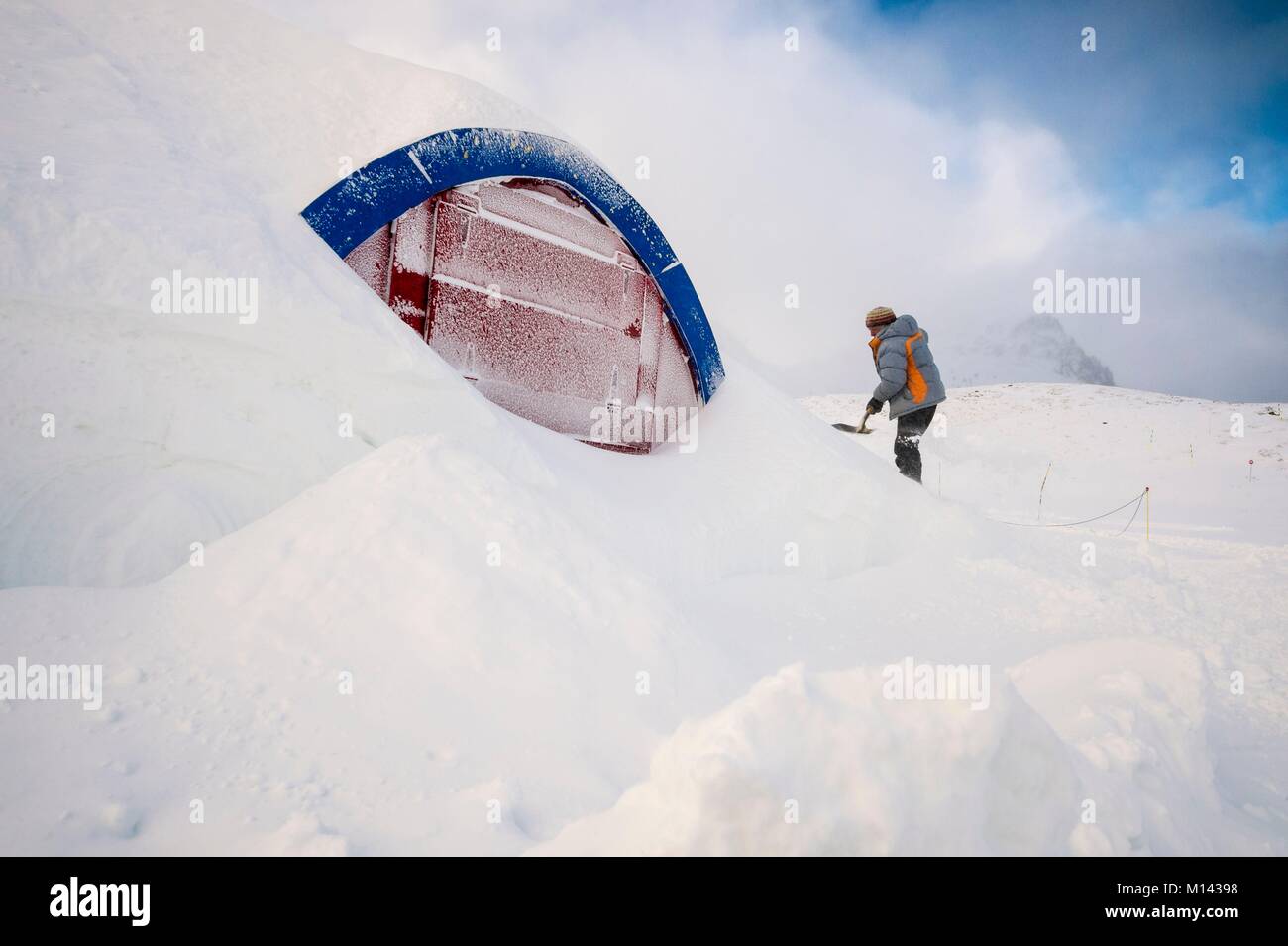 France, Savoie, Tarentaise, massif de la Vanoise, station de ski des Arcs 2000, Bruno GARDENT, guide de montagne et créateur de structures gonflables préfigurant les volumes de l'igloo village, supervise sa construction durant la saison d'hiver 2017-2018 Banque D'Images