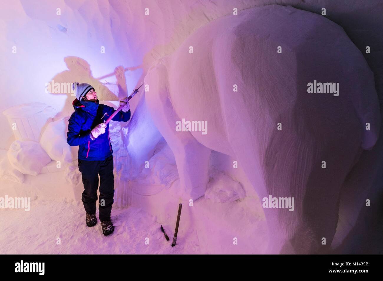 France, Savoie, Tarentaise, massif de la Vanoise, station de ski des Arcs 2000, Manon CHERPE sculpte un ours blanc dans le mur de neige de l'igloo village galerie de sculptures, pendant la saison d'hiver 2017-2018 Banque D'Images