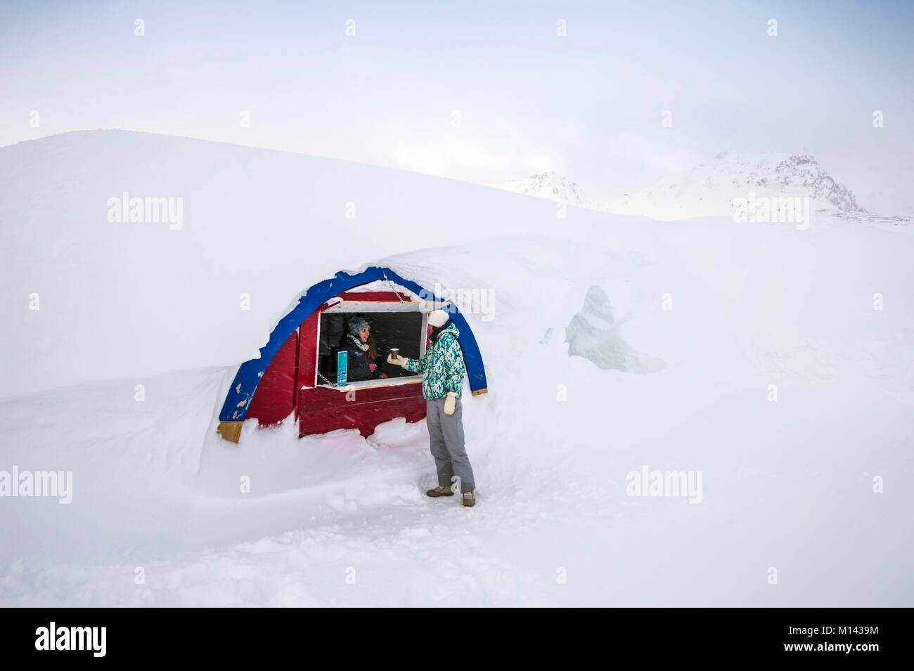 France, Savoie, Tarentaise, massif de la Vanoise, station de ski des Arcs 2000, open bar dans le village d'igloo, au pied des pistes, au cours de la saison d'hiver 2017-2018 Banque D'Images