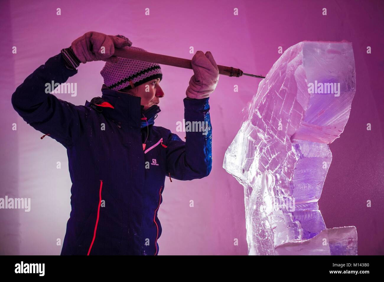 France, Savoie, Tarentaise, massif de la Vanoise, station de ski des Arcs 2000, Manon CHERPE sculpte un poisson des glaces à la tronçonneuse, pour la galerie de sculptures du village-igloo, pendant la saison d'hiver 2017-2018 Banque D'Images