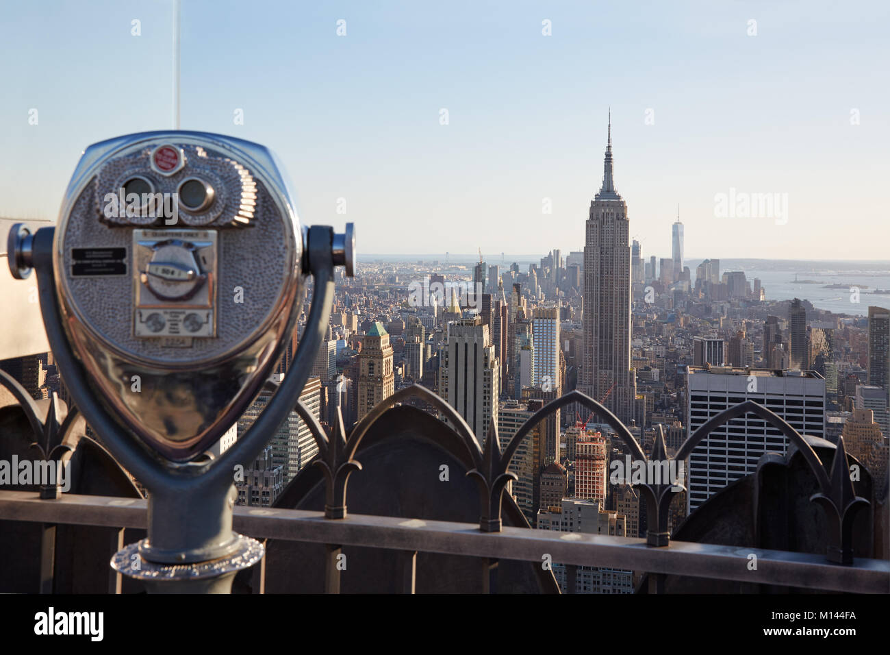 Jumelles sur le Rockefeller Center avec l'Empire State Building et vue sur la ville dans la lumière chaude à New York Banque D'Images