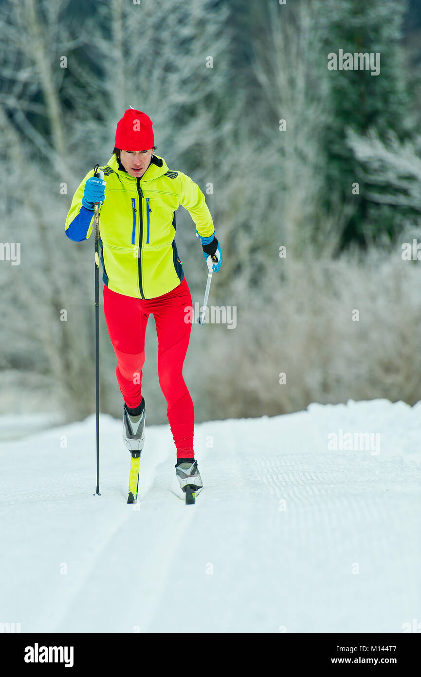 Le ski de fond technique classique pratiqué par femme. Banque D'Images