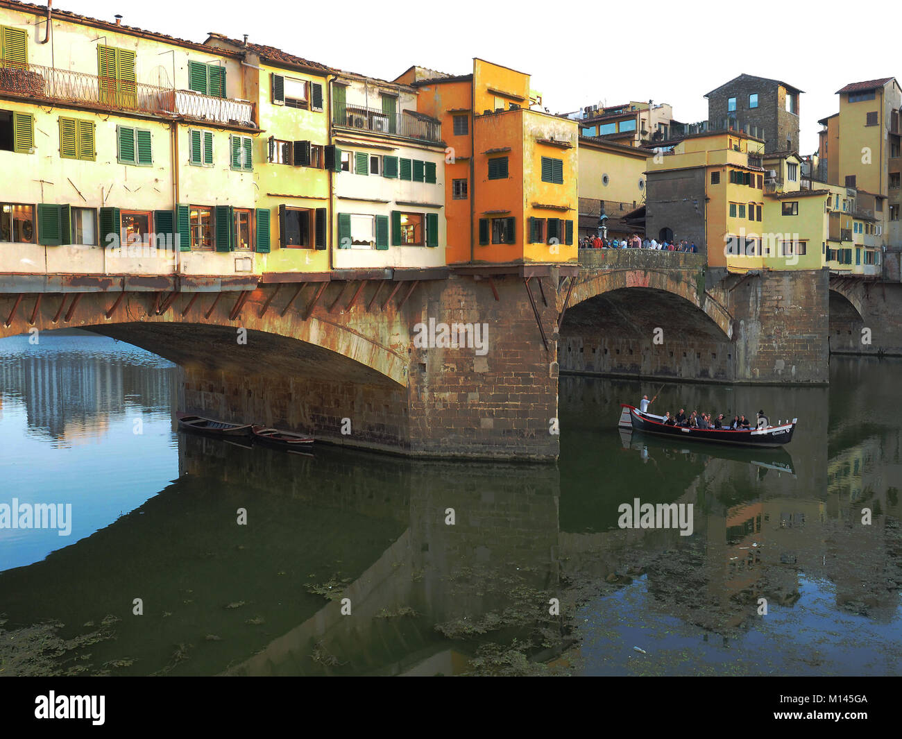 En gondole touristique Ponte Arno vecchioEurope,Italie,Toscane,Florence, Banque D'Images