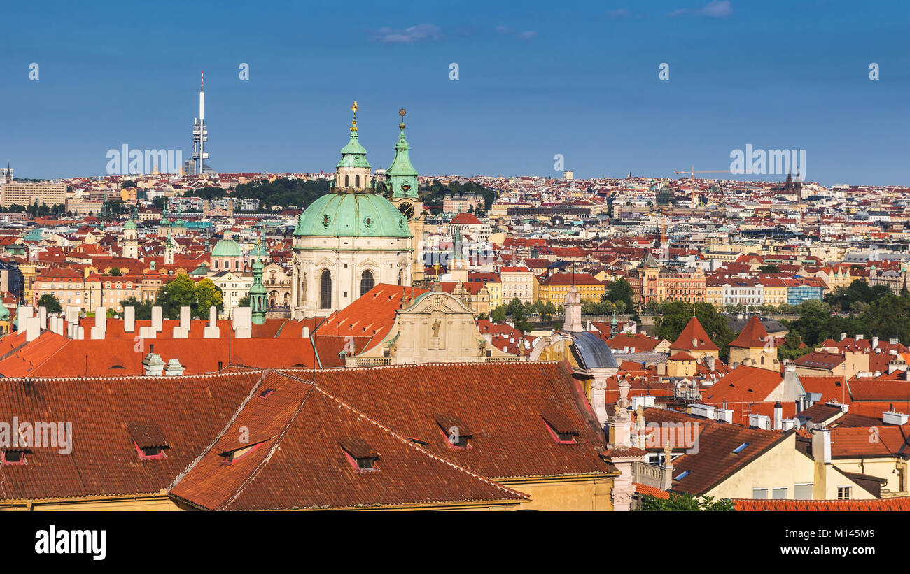 Serial vue sur le vieux toits de tuiles rouges de la ville Prague, République Tchèque, Europe. Belle journée avec ciel bleu avec des nuages dans la ville. Banque D'Images