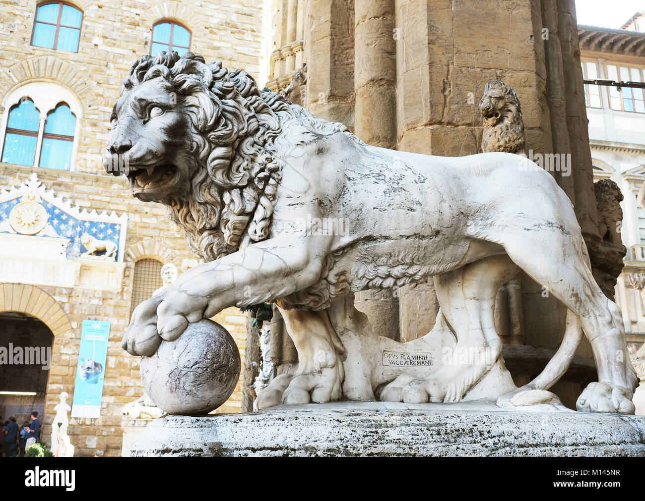 Lion Sculpture sur Loggia dei Lanzi Museum à l'extérieur du Palazzo Vecchio, Piazza della Signoria à Florence, Italie Banque D'Images