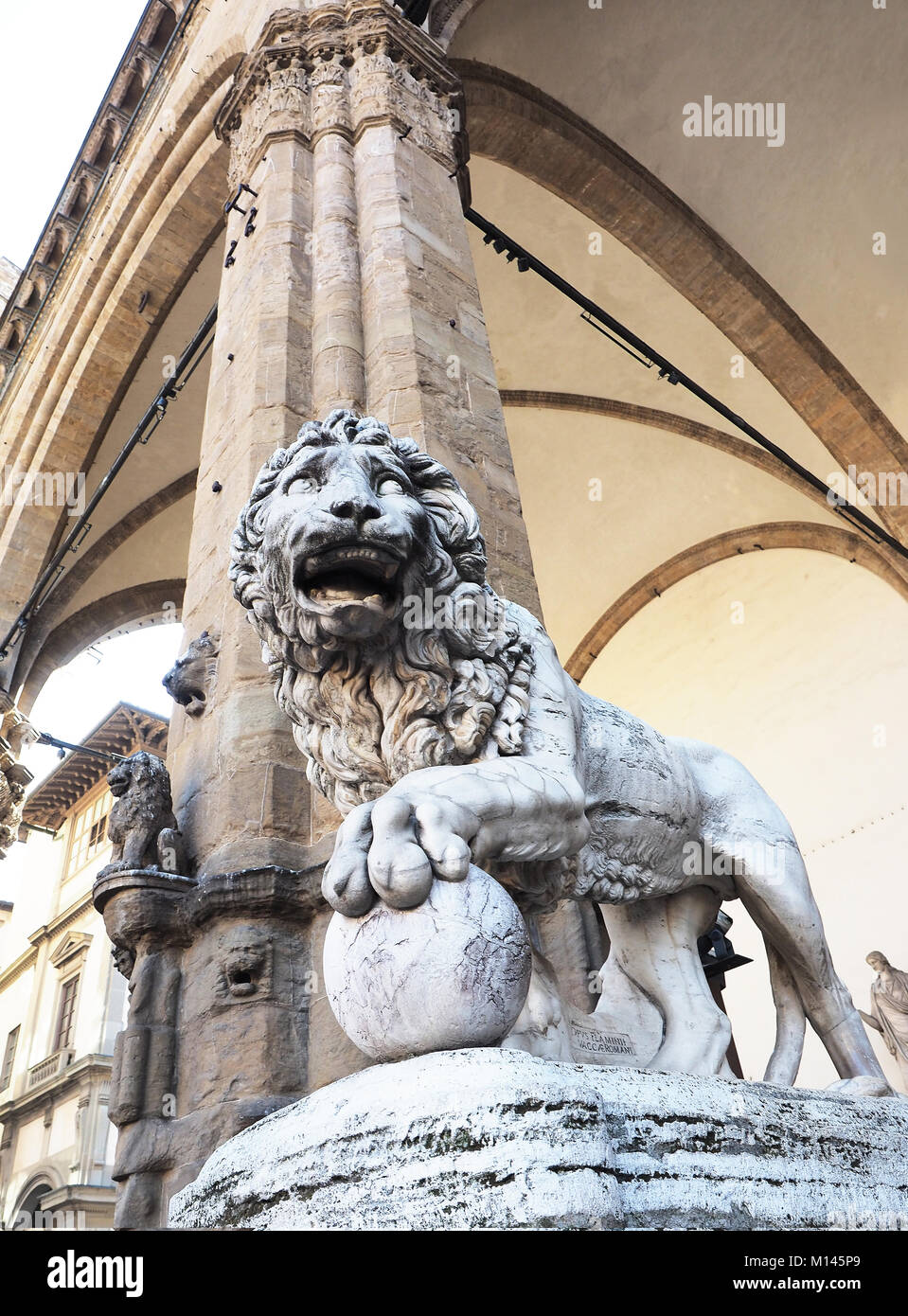 Lion Sculpture sur Loggia dei Lanzi Museum à l'extérieur du Palazzo Vecchio, Piazza della Signoria à Florence, Italie Banque D'Images