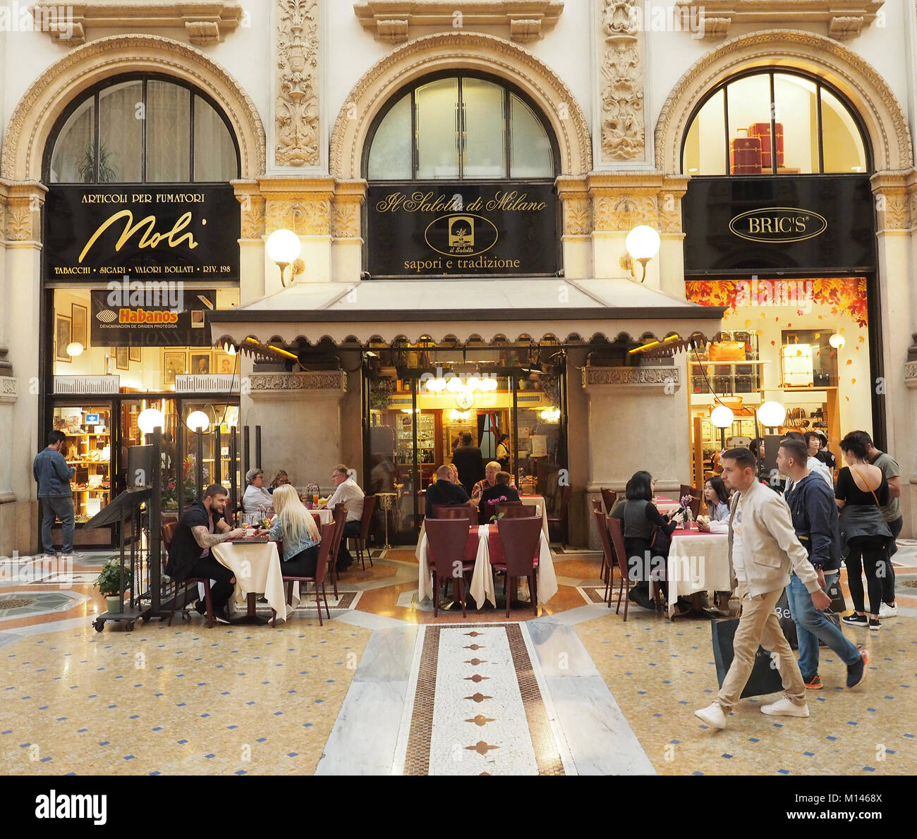 Italie,Lombardie,Milan,Restaurant / Café Il Salotto di Milano dans la galerie Vittorio Emanuele Banque D'Images