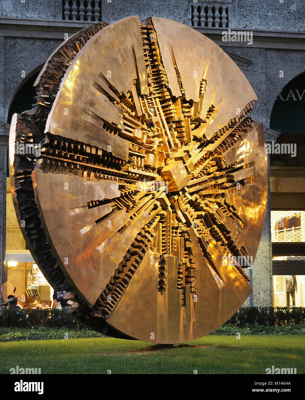 L'Europe,Italie,Lombardie,Milan,Arnoldo Pomodoro disque bronze sculpture in Piazza, au centre-ville de Meda Banque D'Images