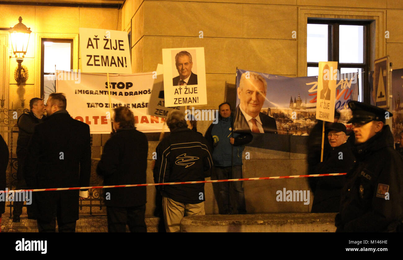 Deuxième de deux débats télévisés des deux candidats à l'élection présidentielle, les partisans de Zeman Banque D'Images