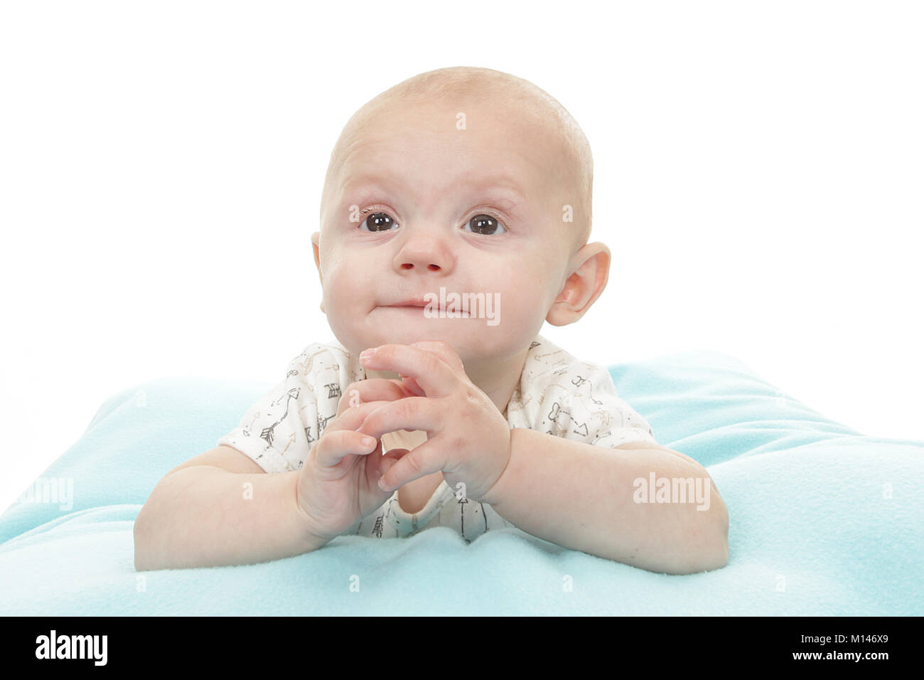 Bébé garçon âgé de 5 mois à la garderie éducative , heureux et détendu et relaxant Banque D'Images