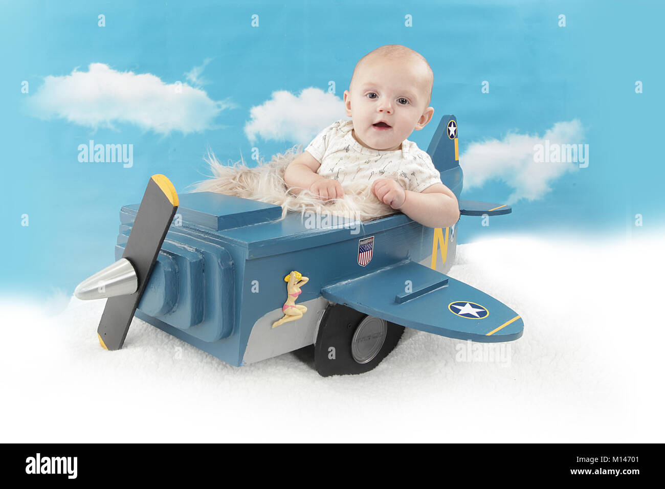 Bébé garçon âgé de 5 mois à la garderie éducative de la petite enfance , jeu de rôle pilote d'avion Banque D'Images