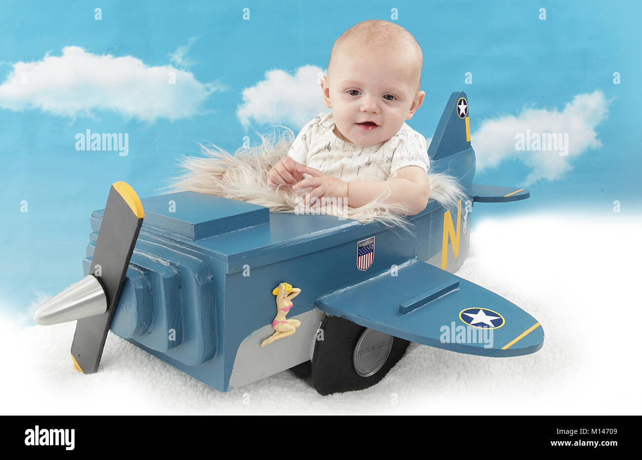 Bébé garçon âgé de 5 mois à la garderie éducative de la petite enfance , jeu de rôle pilote d'avion Banque D'Images