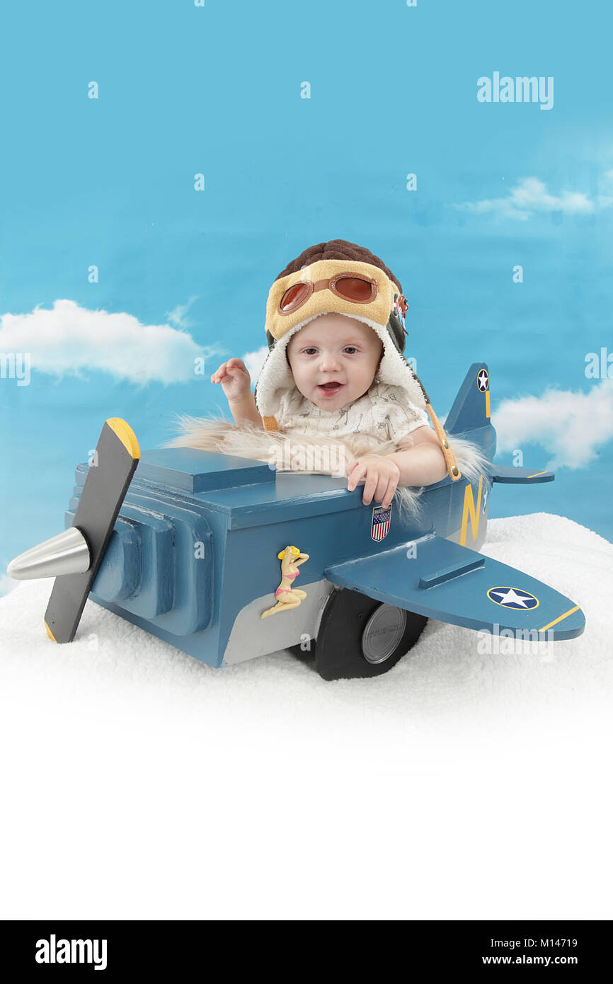Bébé garçon âgé de 5 mois à la garderie éducative de la petite enfance , jeu de rôle pilote d'avion Banque D'Images