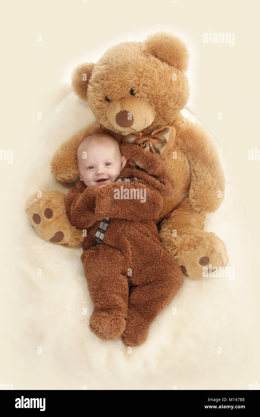 5 mois bébé garçon détente avec grand ours en peluche, Happy Baby Banque D'Images