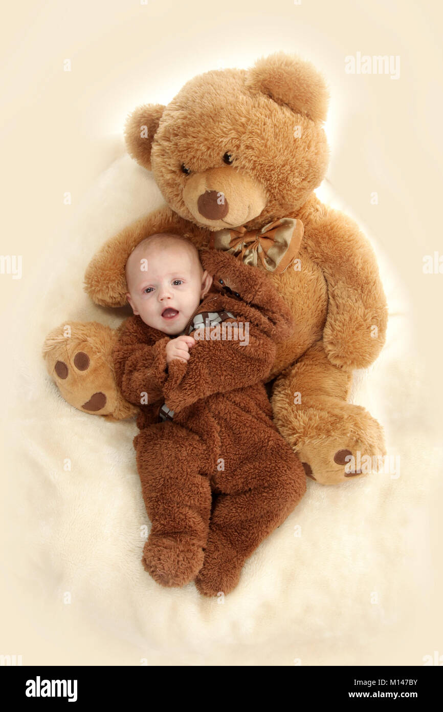 5 mois bébé garçon détente avec grand ours en peluche, Happy Baby Banque D'Images