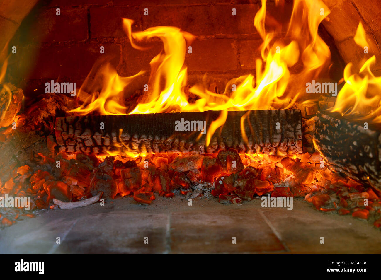 Aperçu sur un feu de bois four avant la pizza vient dans Banque D'Images Aperçu sur un feu de bois four avant la pizza vient dans Banque D'Images
