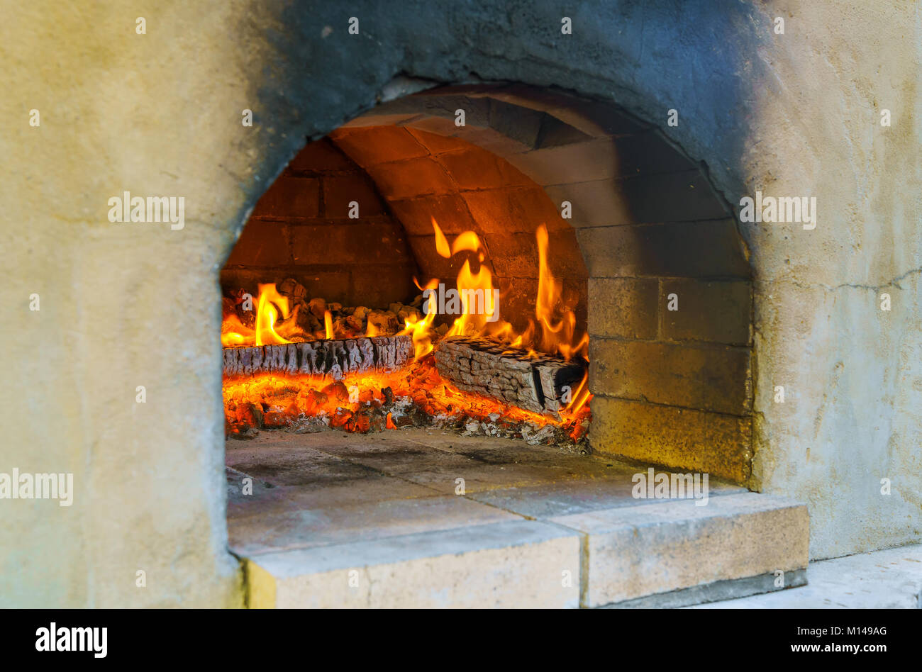 Aperçu sur un feu de bois four avant la pizza vient dans Banque D'Images Aperçu sur un feu de bois four avant la pizza vient dans Banque D'Images