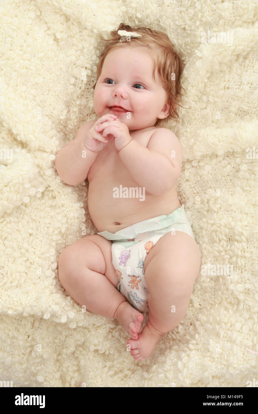 3 mois baby girl on blanket in nappy Banque D'Images