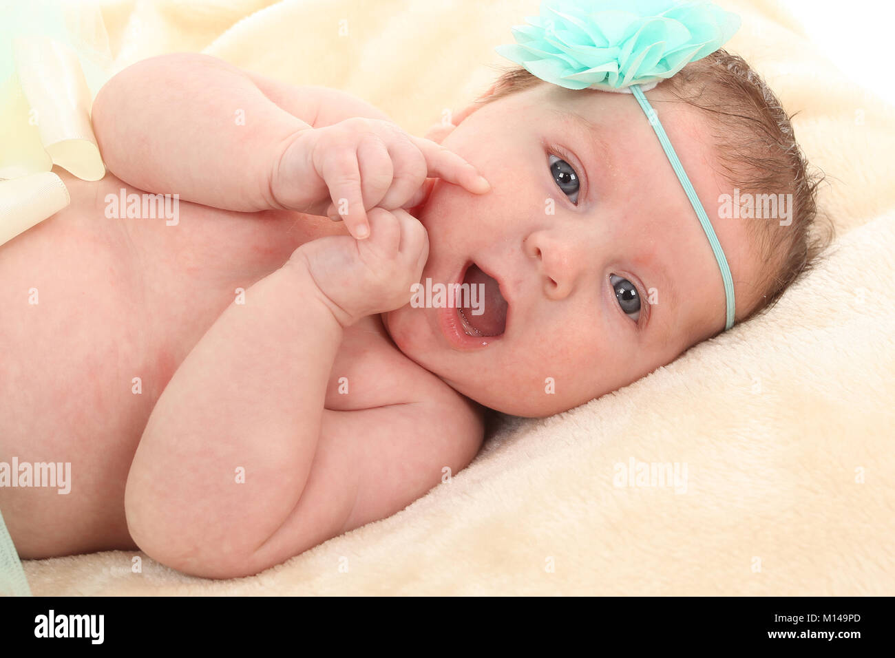 6 semaine baby girl dans lit bébé en tutu Banque D'Images