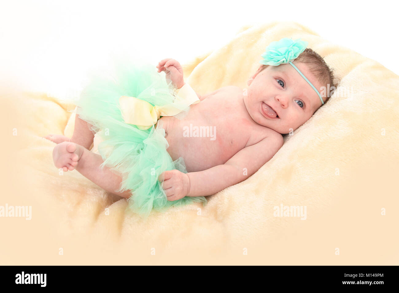 6 Semaine Baby Girl Dans Lit Bebe En Tutu Photo Stock Alamy