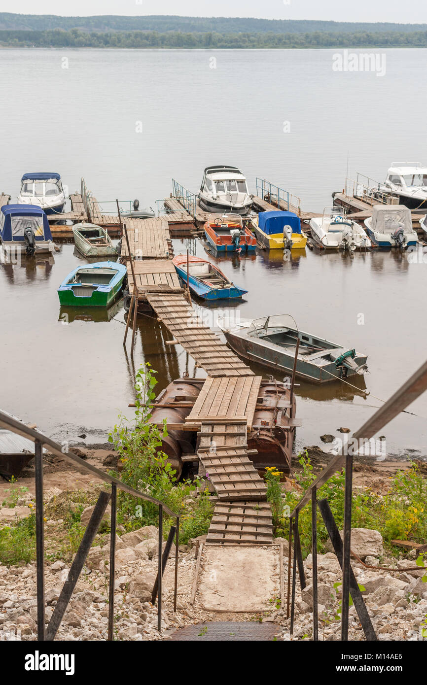 Descente au pont de bois et le stationnement d'embarcations et de bateaux sur la Volga. Banque D'Images