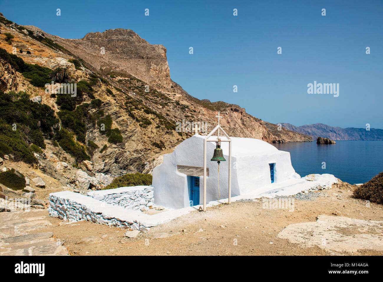 Amorgos, Cyclades, en Grèce. La belle et tranquille plage d'Agia Anna se caractérise surtout par son église et la mer bleue de la mer Égée. Banque D'Images