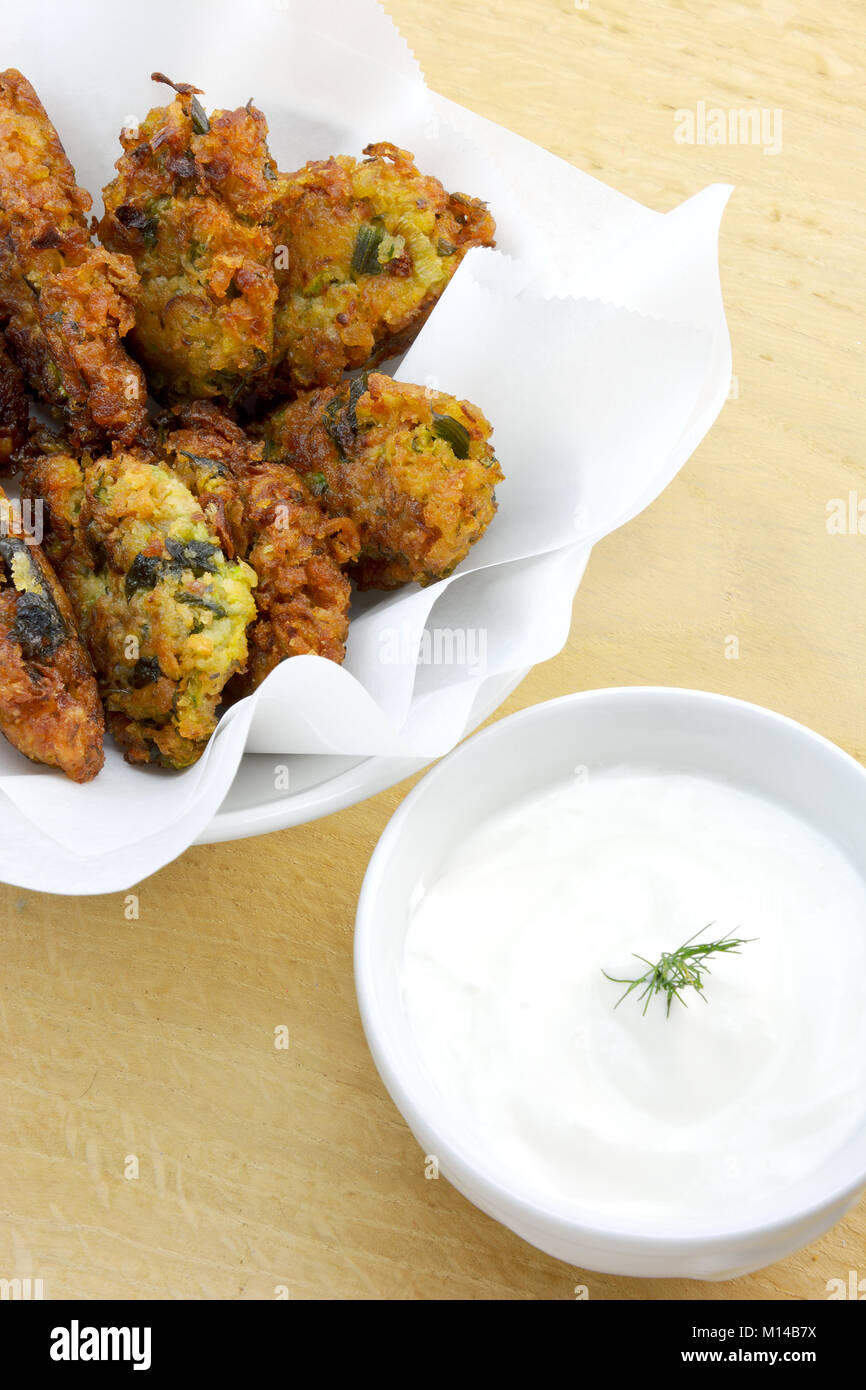 Beignets de courgettes grecque avec tzatziki Banque D'Images