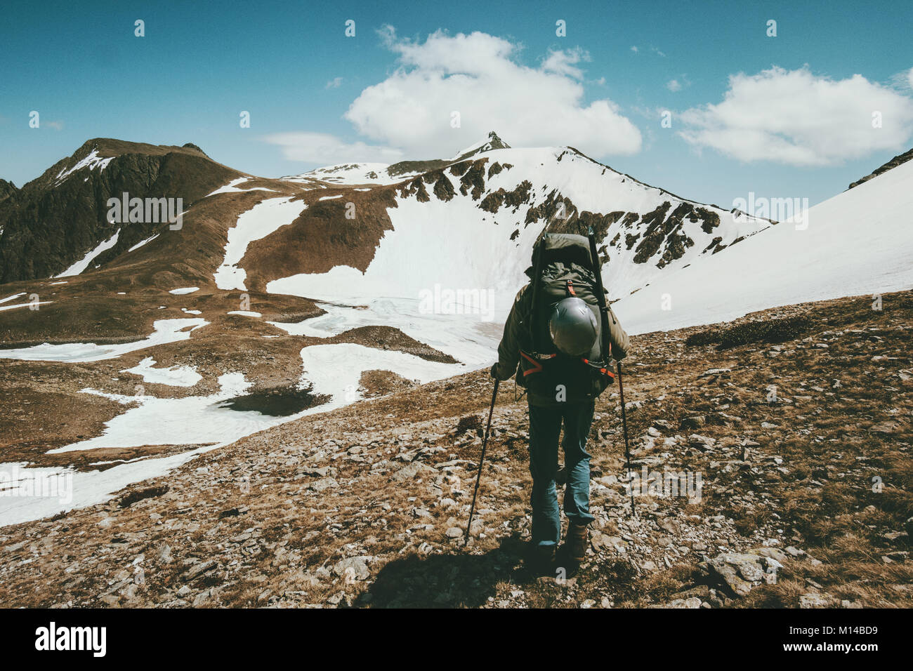 Sac à dos de randonnée homme avec grand style de voyage concept de survie en plein air aventure vacances actives sport escalade montagne nature sauvage Banque D'Images