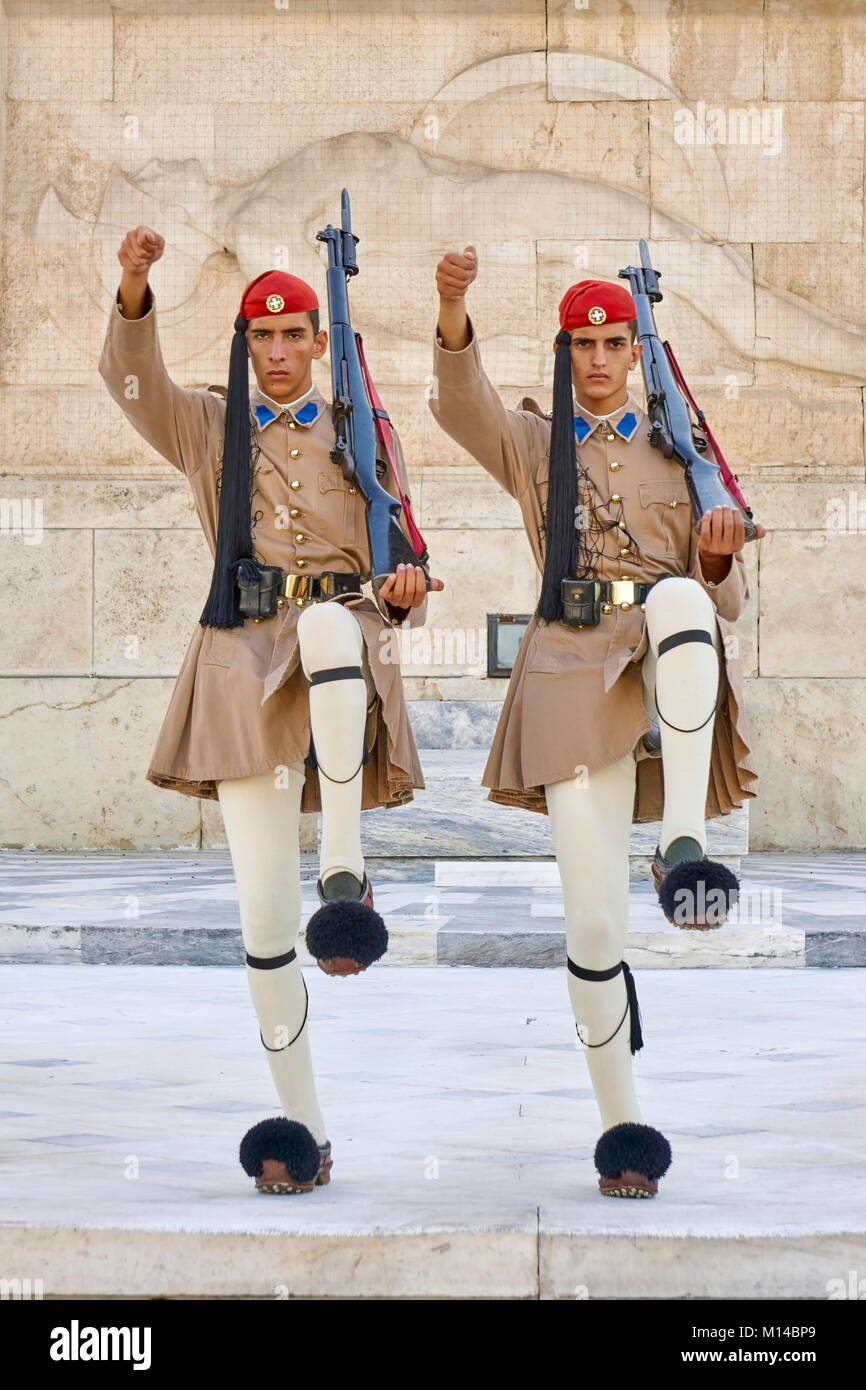 Evzones relève de la garde, Athènes, Grèce Photo Stock - Alamy