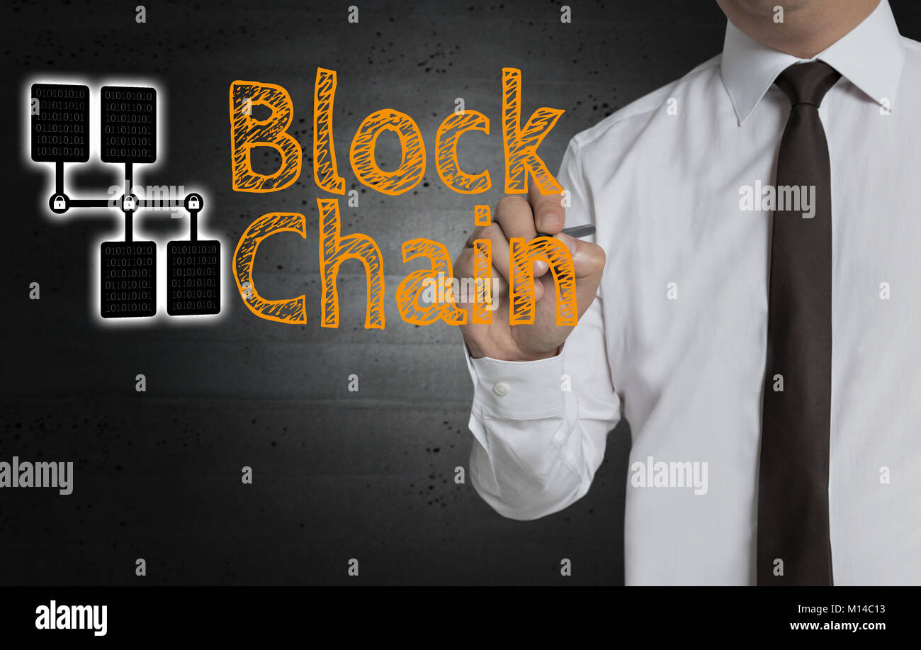 Chaîne de bloc est écrit par l'homme d'affaires à l'écran. Banque D'Images