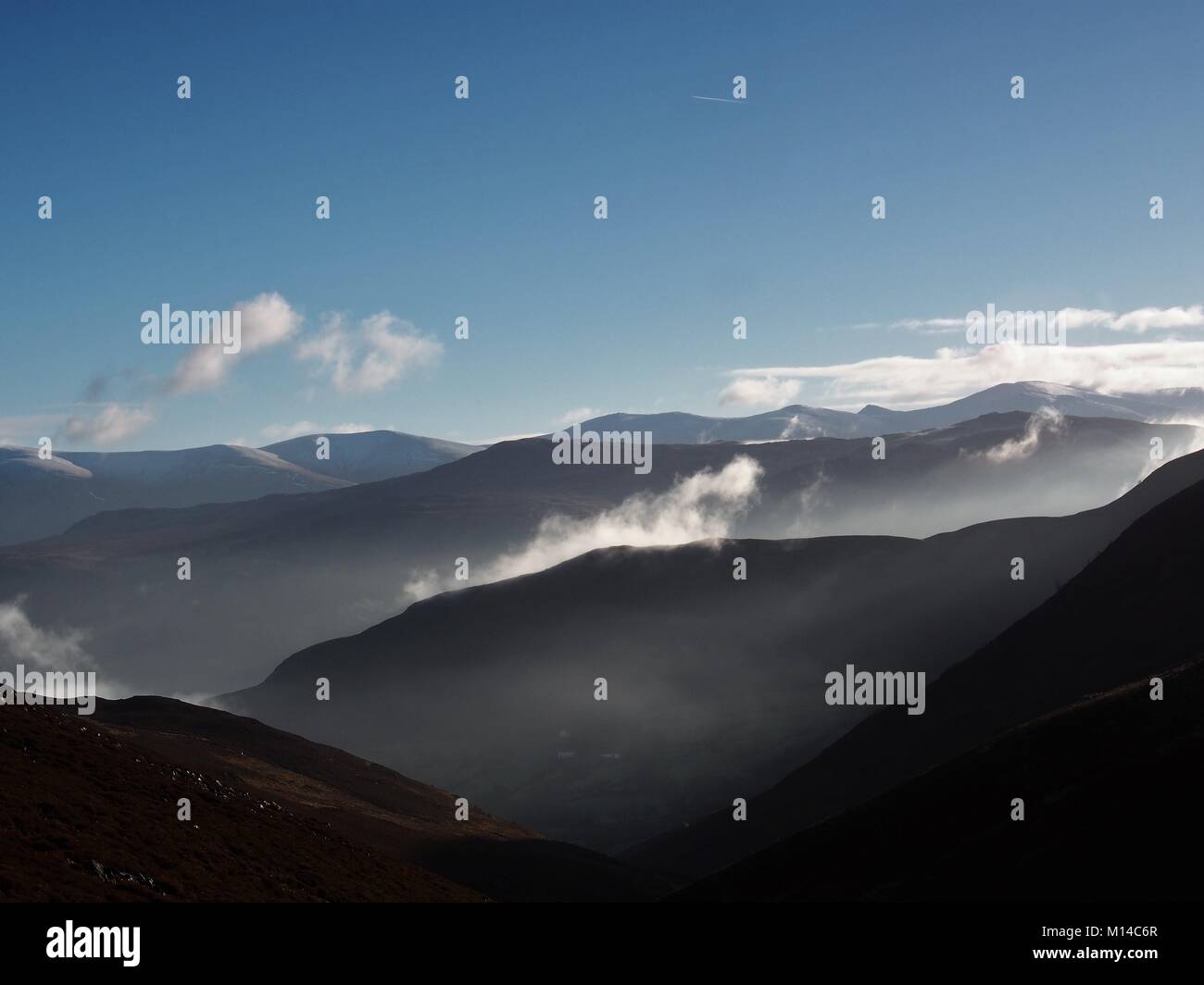 Les brouillards d'hiver matin passant de vallées dans le parc national du Lake District, Cumbria, Royaume-Uni Banque D'Images