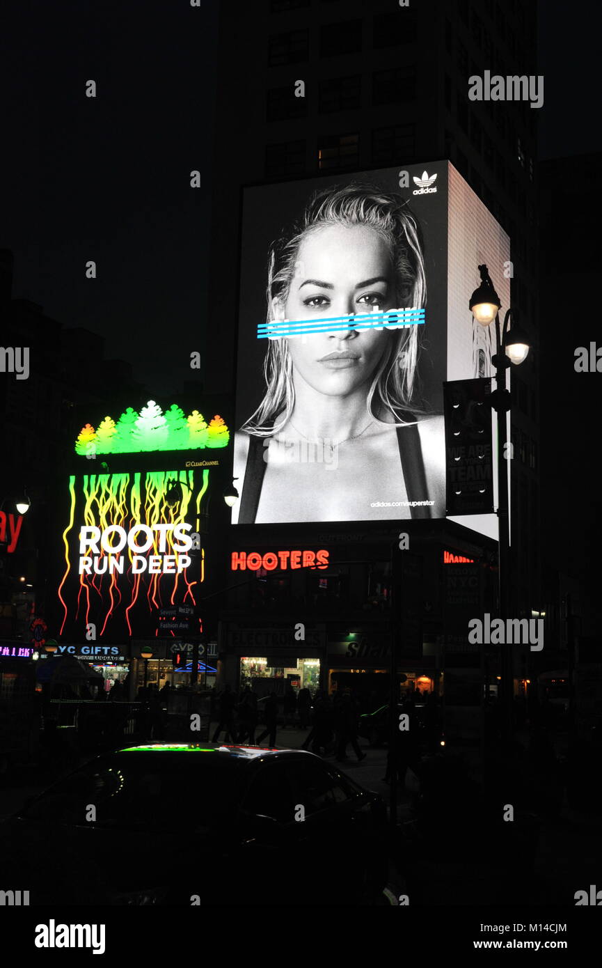Media façade brillante Adidas publicité sur la 5e avenue à New York City Banque D'Images