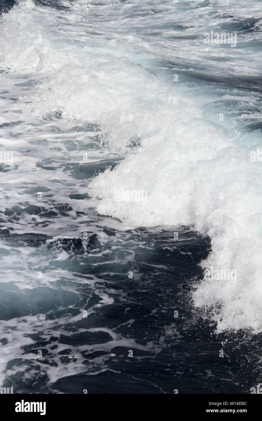 Les vagues et service de bateau de tourisme dans la mer Méditerranée sur la côte de l'Italie, entre Amalfi et Positano. Banque D'Images