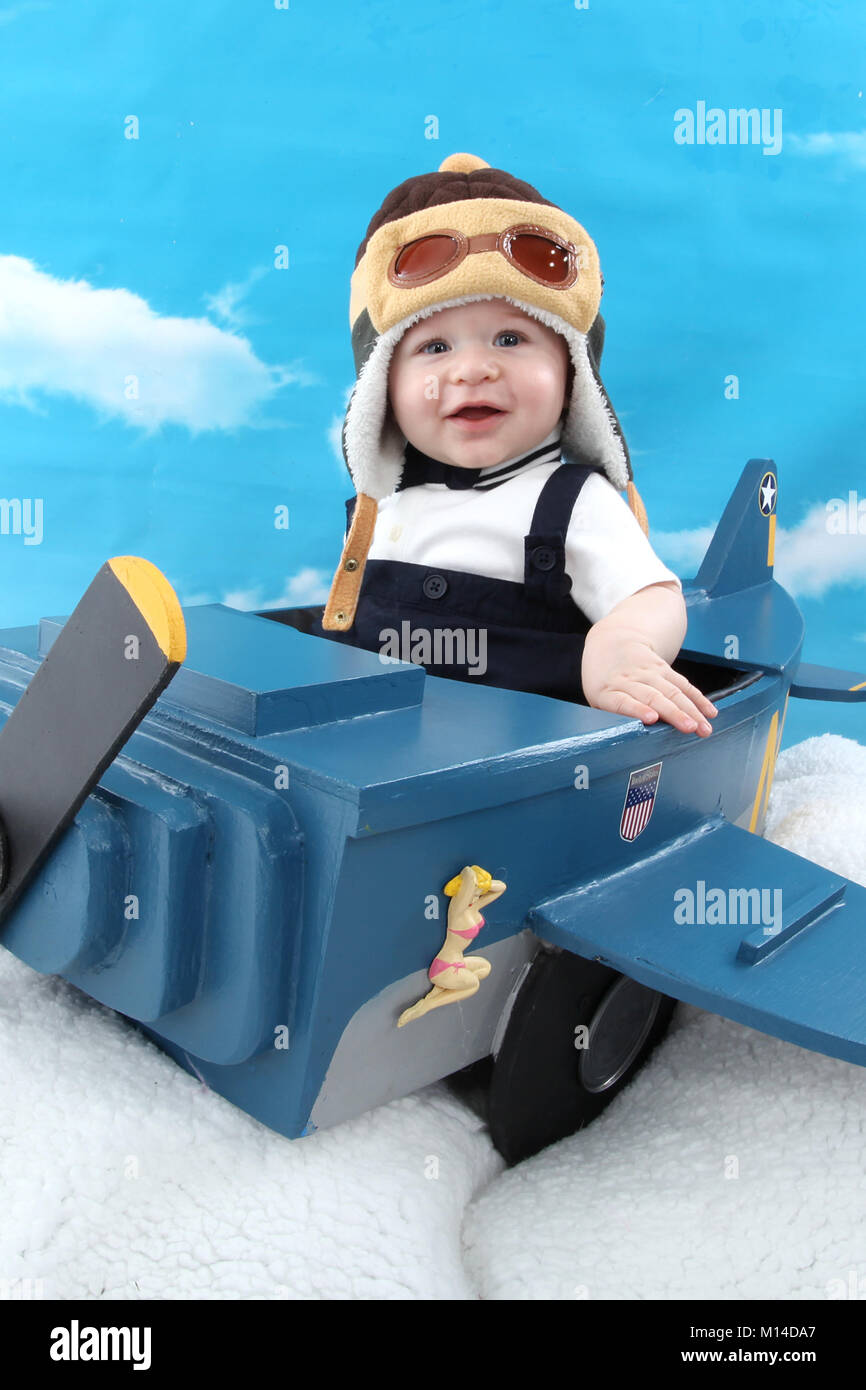 6 mois, l'enfant jouant dans des avions d'époque, le développement cognitif, la stimulation sensorielle, l'environnement Banque D'Images