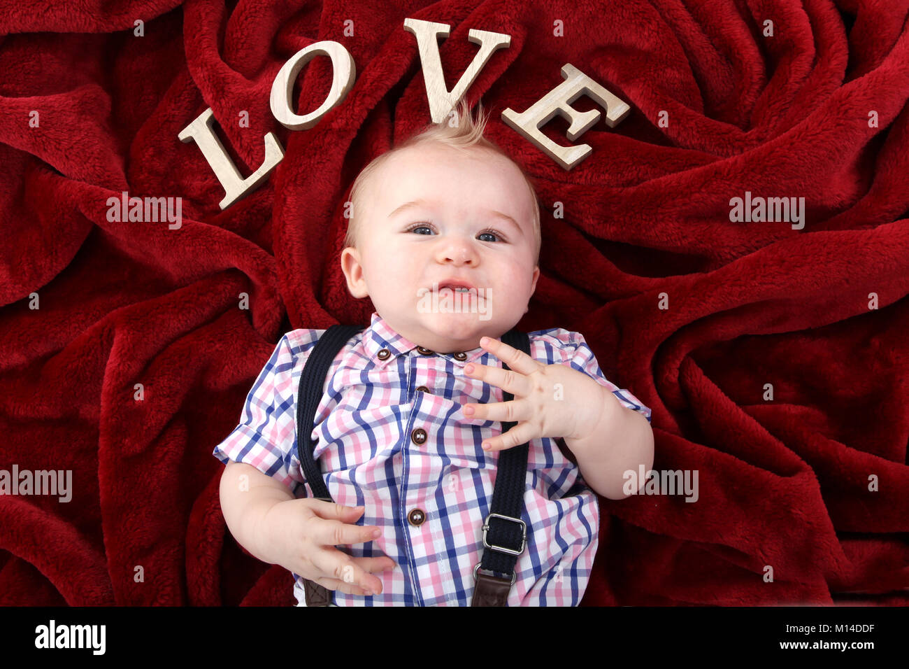 Enfant De 6 Mois En Jouant Sur Le Ventre Le Developpement Cognitif La Stimulation Sensorielle Environnement Multi Photo Stock Alamy