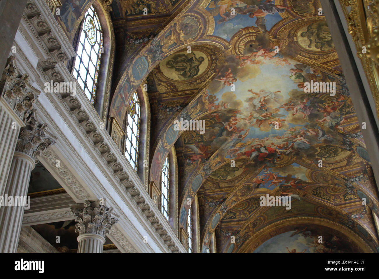 Plafond peint de l'intérieur de la chapelle royale de Versailles au château de Versailles, Ile-De-France, France. Banque D'Images