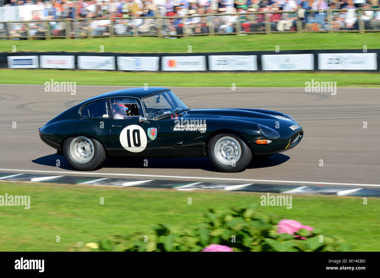 1962 Jaguar E Type administré par Marc Davis conduit par Martin O'Connell dans le RAC TT de célébrations au Goodwood Revival Banque D'Images