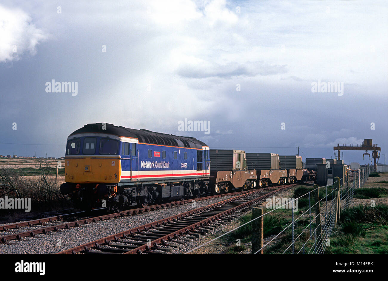 Un certain nombre de locomotives diesel de la classe 33 33035 'Spitfire' arrête son chargement de wagons fiole à Dungeness. 2 mars 1995. Banque D'Images