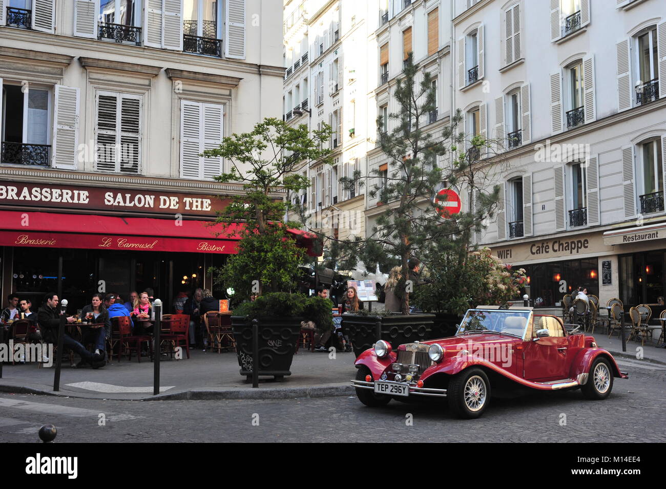 Roadster classique attend devant un café pour son pilote qui aiment le centre-ville de paris Banque D'Images