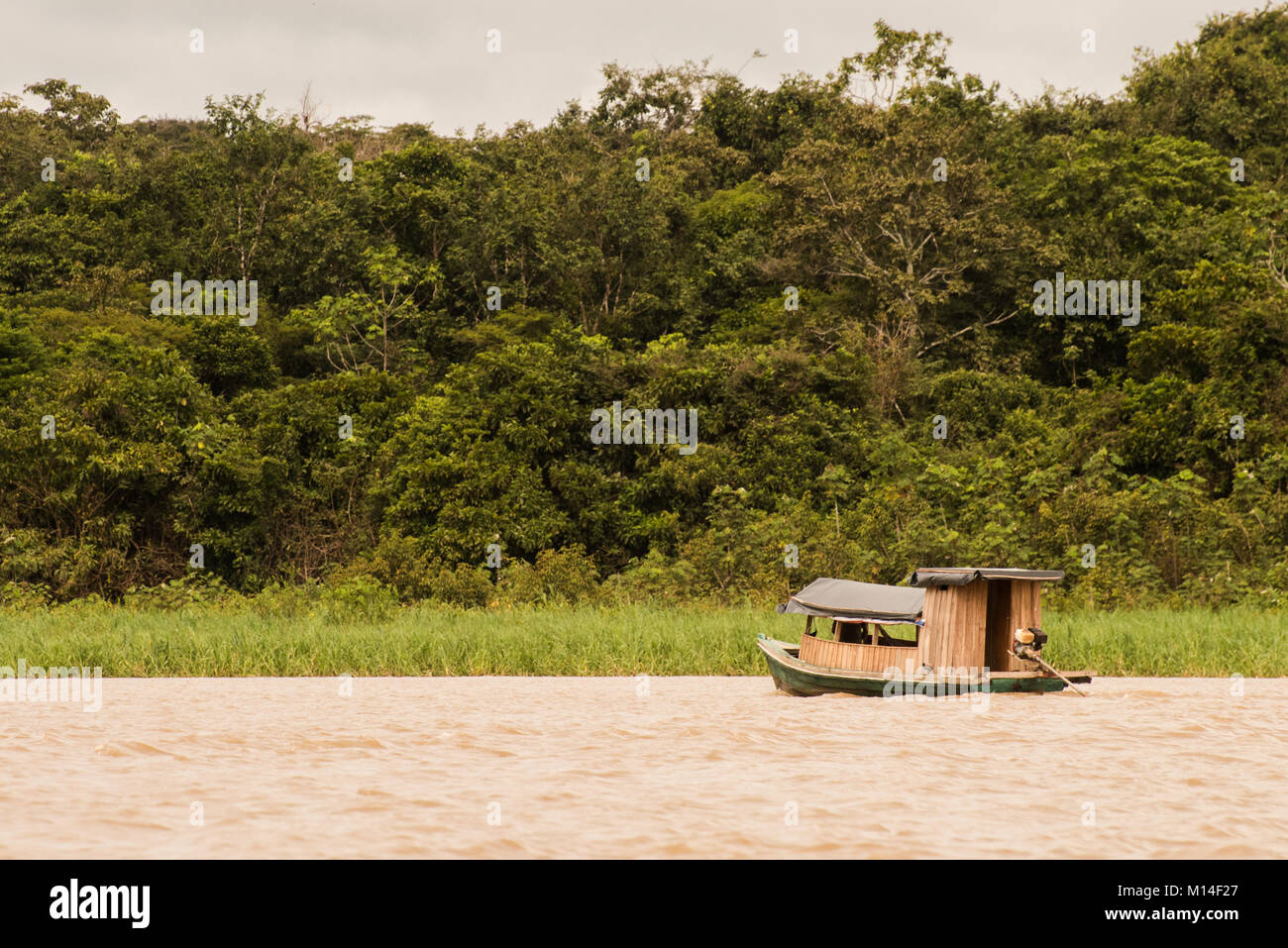 Un bateau descendant le fleuve Amazone. Banque D'Images