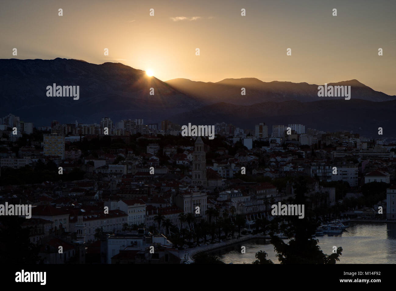 Vue panoramique de la vieille ville historique de Split et au-delà de au-dessus en Croatie au lever du soleil. Banque D'Images