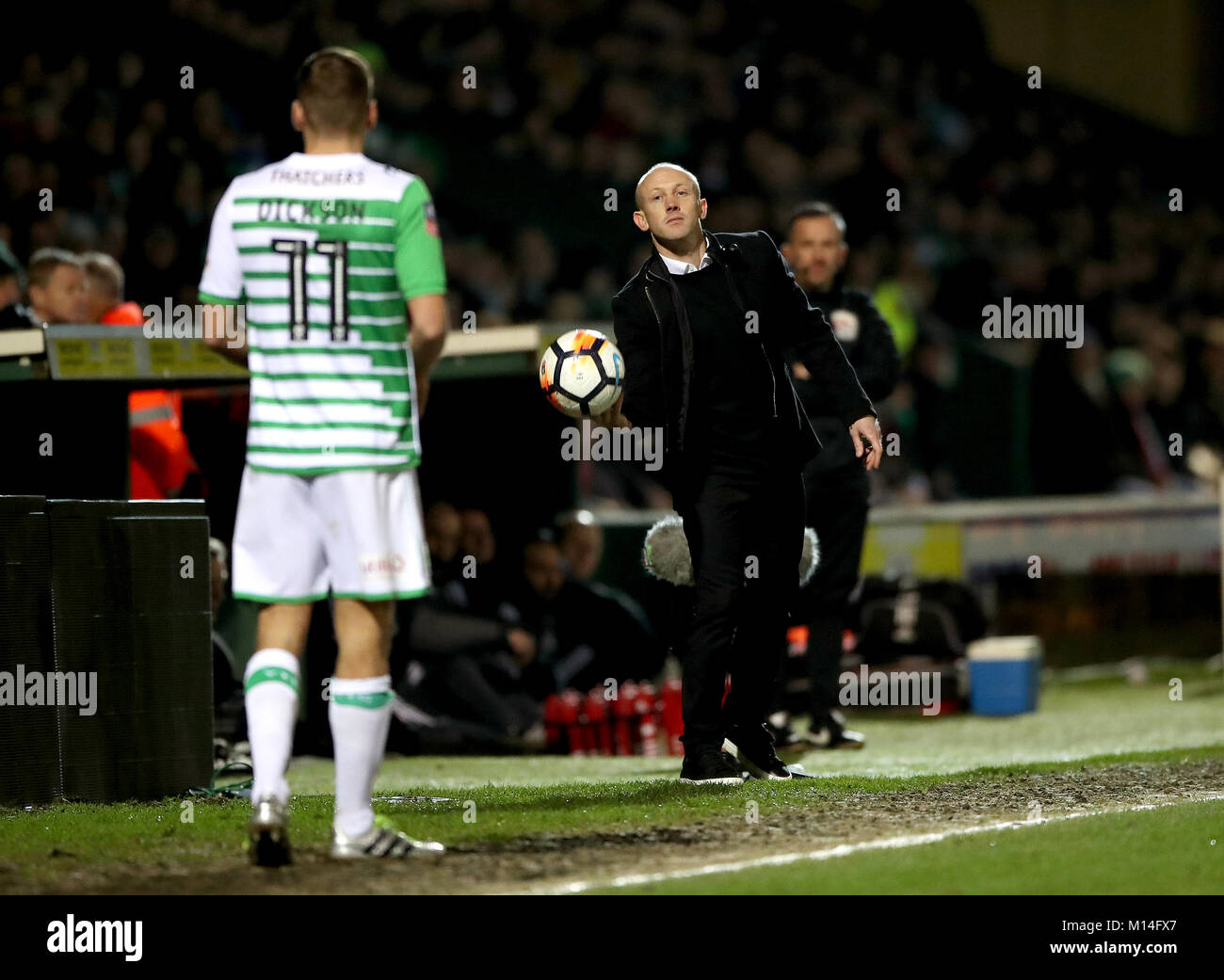 Yeovil Town manager Darren Way lance la balle à Ryan Dickson (11) au cours de la Unis en FA Cup, quatrième ronde match à Huish Park, Yeovil. ASSOCIATION DE PRESSE Photo. Photo date : vendredi 26 janvier 2018. Voir l'ACTIVITÉ DE SOCCER histoire Yeovil. Crédit photo doit se lire : Nick Potts/PA Wire. RESTRICTIONS : EDITORIAL N'utilisez que pas d'utilisation non autorisée avec l'audio, vidéo, données, listes de luminaire, club ou la Ligue de logos ou services 'live'. En ligne De-match utilisation limitée à 75 images, aucune émulation. Aucune utilisation de pari, de jeux ou d'un club ou la ligue/dvd publications. Banque D'Images