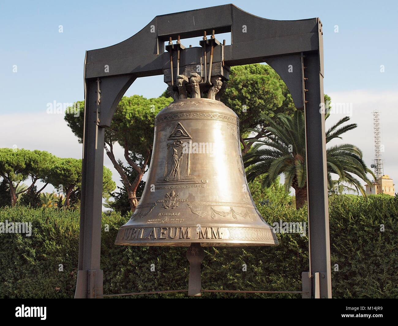 Big gold Bell dans les jardins du Vatican de Rome Banque D'Images