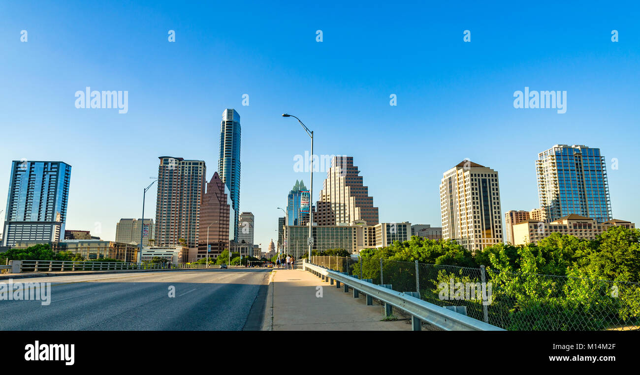 Austin, Texas - 1 juin 2014 : Architecture de gratte-ciel à Austin vu de l'Ann W. Richards Congress Avenue Bridge crossing over lac Lady Bird. Banque D'Images